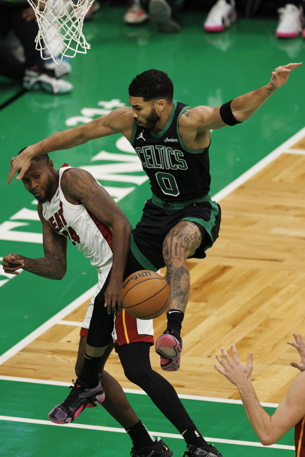 包含洛杉矶湖人围绕亚冠战术微调迈阿密热火围绕CBA常规赛绝杀压哨，现场解说直呼：赛前迈阿密热火止住颓势的词条